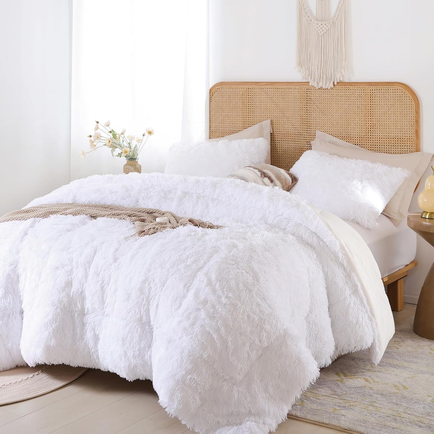 Fluffy Queen Size Comforter Set, Faux Fur Comforter Set White, Luxury Fuzzy King Bedding Set, Soft Shaggy Bed Set for All Season, 3 Pieces - 1 Comforter & 2 Pillowcases